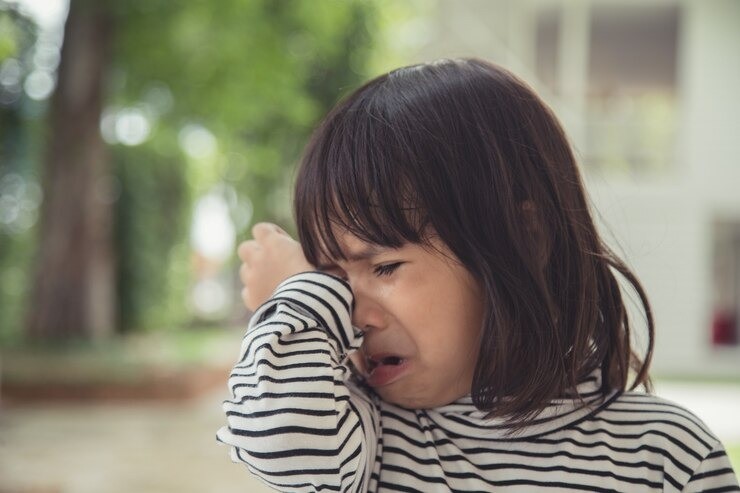 tantrum anak, cara menghadapi tantrum, gaya parenting Jepang, pelukan ajaib, mimamoru, parenting Indonesia, tips ibu muda, regulasi emosi anak